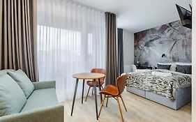 Stylowe Studio Very Berry w Poznaniu z Parkingiem i Balkonem by Noclegi Renters